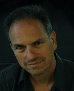 Avi Nesher, réalisateur du film Au bout du monde à gauche